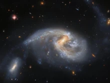 Телескопът "Хъбъл" разкри две взаимодействащи си галактики