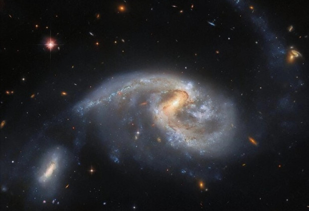 Телескопът Хъбъл е заснел групата галактики Arp 72 която включва