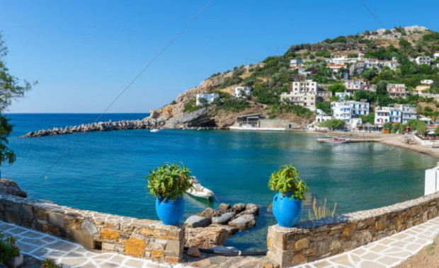 Остров Икария се намира в източната част на Егейско море Той пази