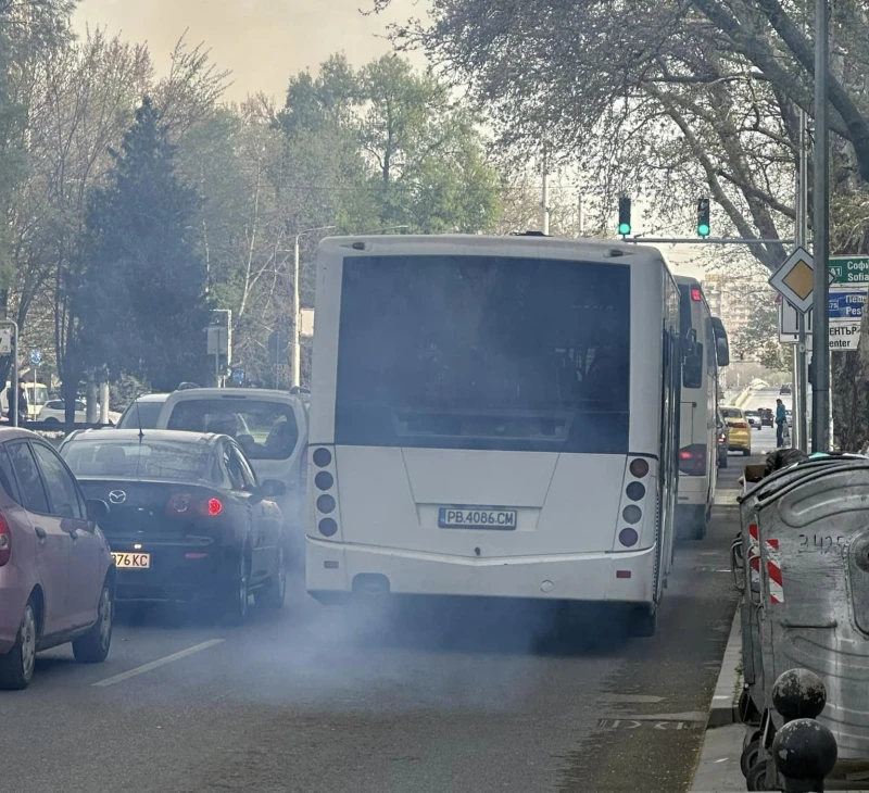Автобус на градския транспорт обгази улици в Пловдив