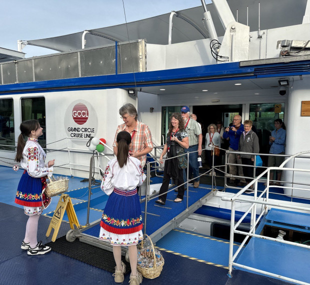 В Русе посрещнаха пасажерите на първия круизен кораб с мед, питка, шарена сол и фолклорна музика