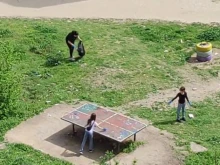 Не зная коя е тази майка и кои са тези дечица, но шапка им свалям, че чистят нашата свинщина