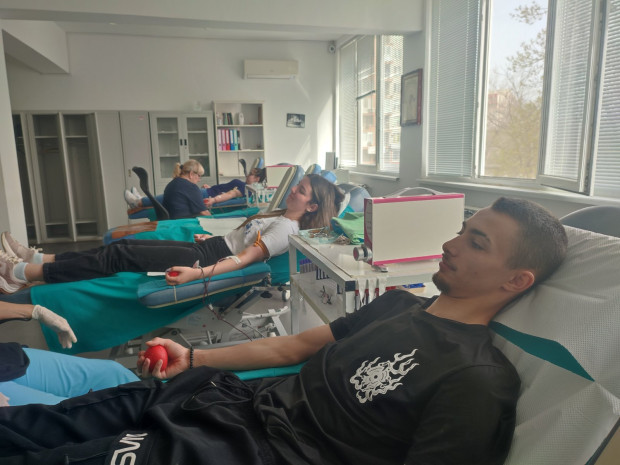 Снимка: Абитуриенти от Строителния в Бургас дариха кръв