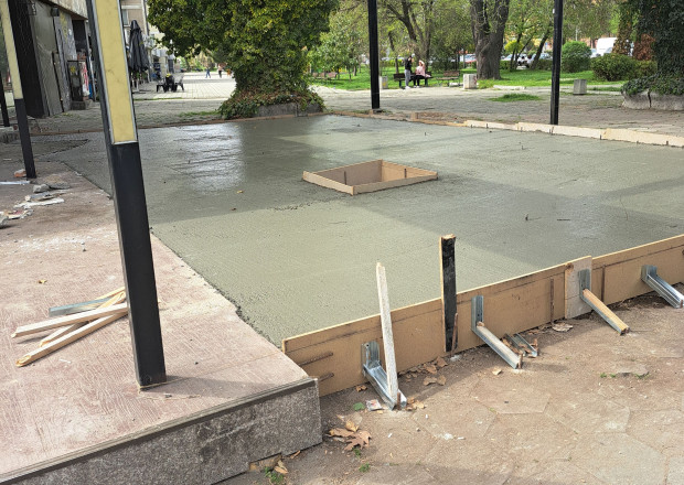 Снимка: Заведение бетонира тротоар в Пловдив, последва реакция!