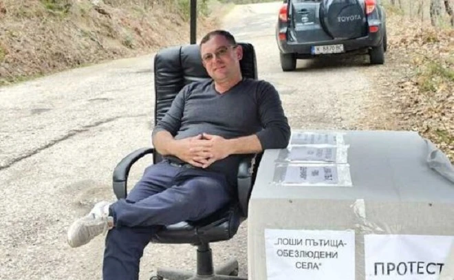 Кмет на родопско село премести работното си място на открито