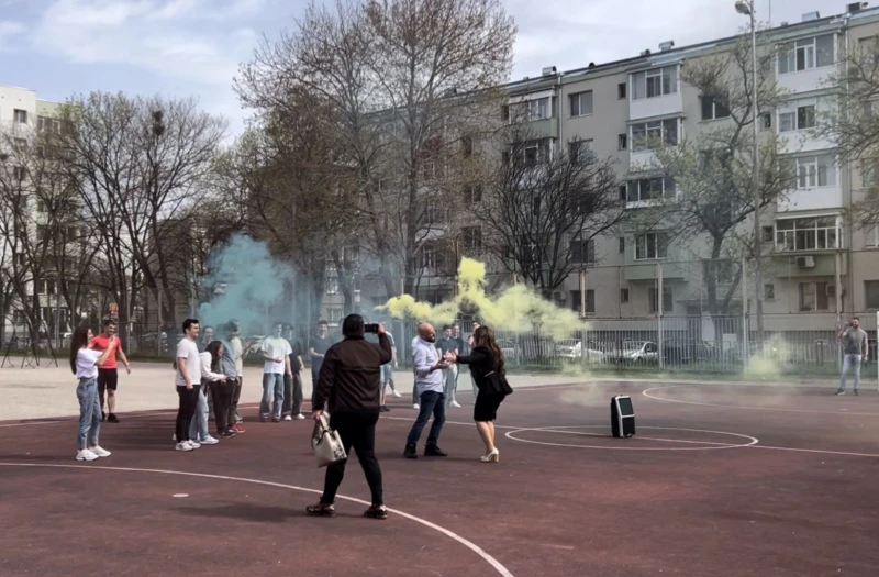 Рени запя на живо "Като птица съм свободна" в двора на елитно училище в Пловдив