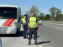Полицията задържа автобус, превозващ пътници, глобиха шофьора