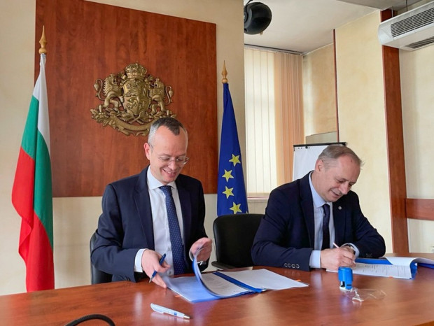 </TD
>Кметът на Благоевград и регионалният министър Андрей Цеков подписаха нови