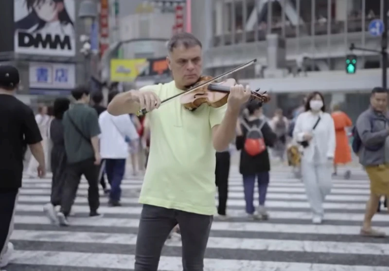 Васко Василев свири по улиците на Токио