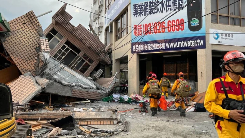 Земетресението в Тайван: Спасителите се опитват да извадят още над сто души изпод развалините