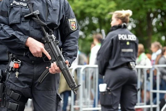 В Германия разследват 400 полицаи за връзки с екстремизма