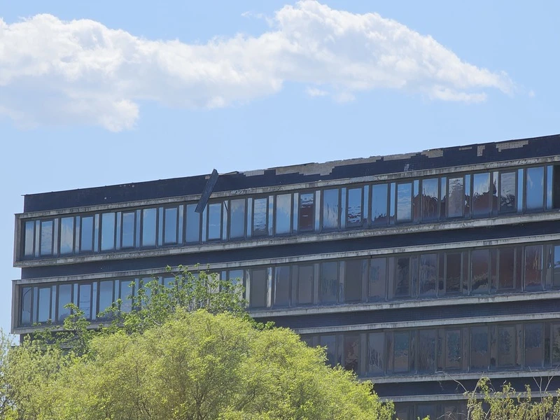 Опасна ламарина виси от фасадата на хотел в Благоевград