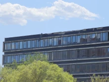 Опасна ламарина виси от фасадата на хотел в Благоевград