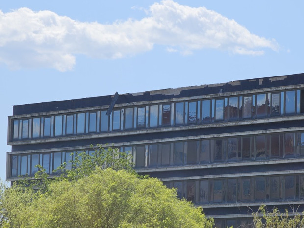 TD Опасна ламарина виси от фасадата на неработещия благоевградски хотел Ален