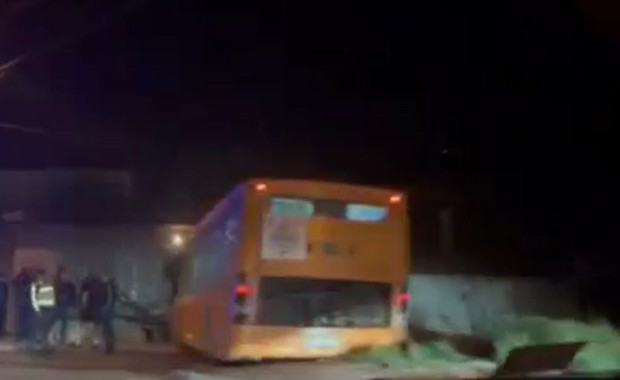 Автобус връхлетя в двора на къща в столичния район 
