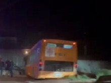 Автобус връхлетя в двора на къща в столичния район "Нови Искър"