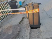 Не друг, а Столична община запуши дупка на пътя с кофа за смет
