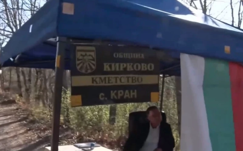 Кмет премести кабинета си на път в Родопите