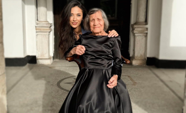 Българската дизайнерка Десислава Тошева която създаде рокля за майката на