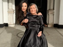 Българската дизайнерка, облякла майката на Илон Мъск, създаде рокля за 101-ия рожден ден на прабаба си