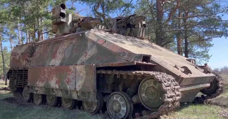 Руски войници изкопаха скандално известна бронирана машина на "Азов" – "Азовец"