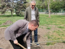 Кметът на "Южен" лично засади дръвчета по улица "Даме Груев"