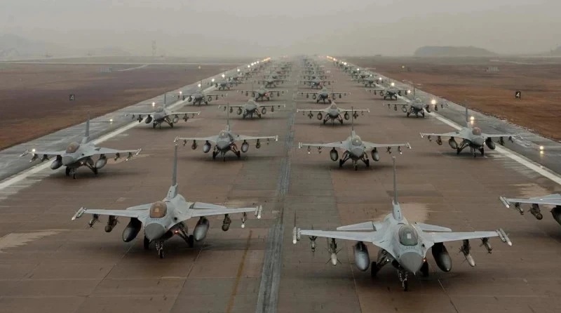 Столтенберг: F-16 няма да се превърнат в "сребърен куршум" за ВСУ във войната с Русия