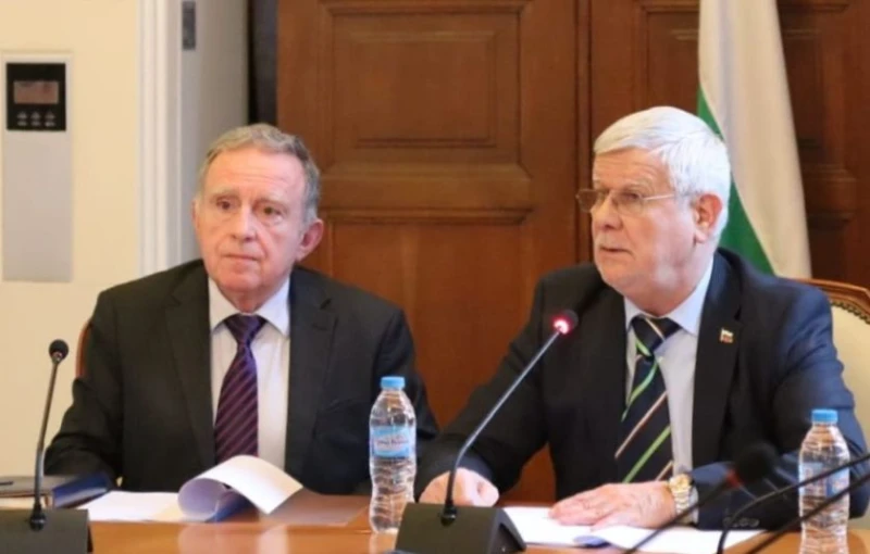 Министър Вътев: Трябва да работим активно за пазарния успех на  българското розово масло