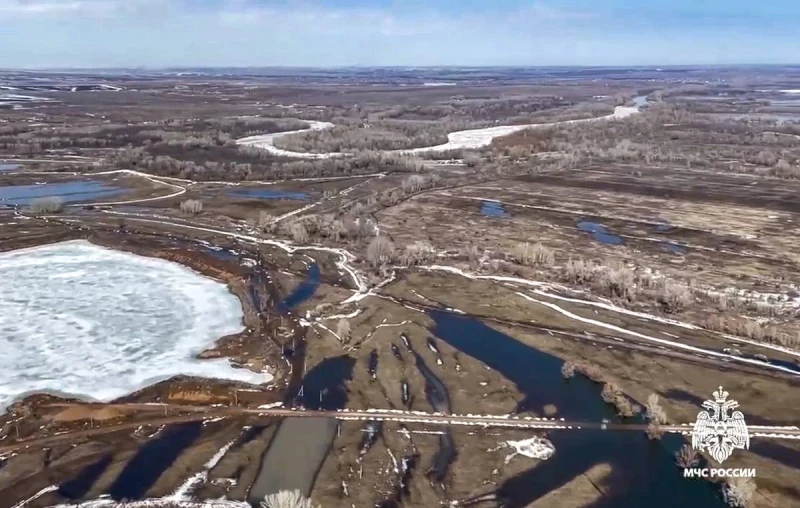 Близо 2000 домове са под вода след скъсване на язовирна стена в руския град Орск, в ход е евакуация