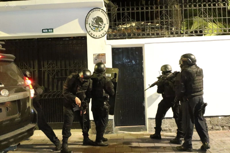 Дипломатически скандал: Еквадорската полиция нахлу в мексиканското посолство