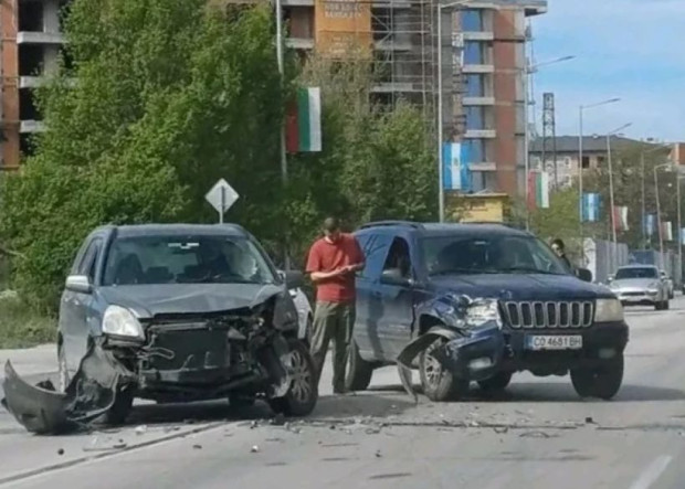 </TD
>Джип и лек автомобил са се ударили на бул. Пещерско