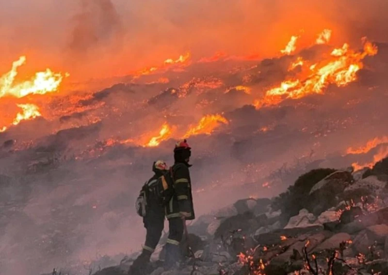 Голям пожар бушува на Крит, евакуират няколко населени места