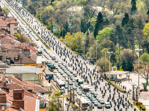 Софиянец: Огромен мравуняк от метални, шумящи, бръмчащи мотористи превзе улиците на града