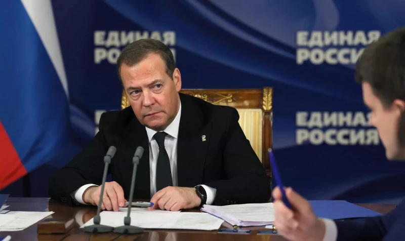 Медведев: Макрон и редица западни лидери са спонсори на атаката в "Крокус" и за това няма прошка