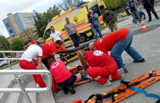TD Мъж пострадал от земетресение спасиха днес в Бургас младежи отЧервения