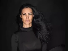 Тя има очи на хъски, връзки само с богаташи и живот като екшън филм