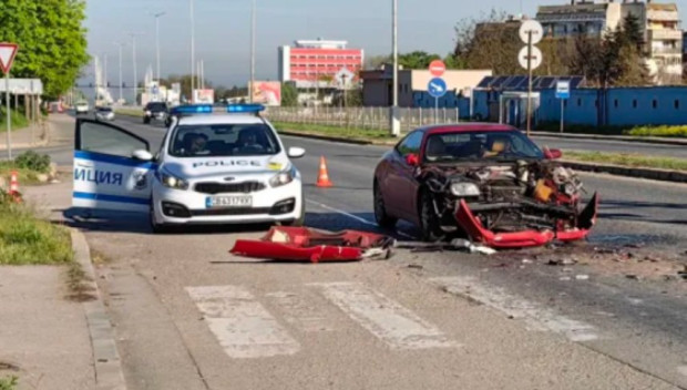 Зрелищна катастрофа: Кола се вряза в пикап край пешеходна пътека в Русе