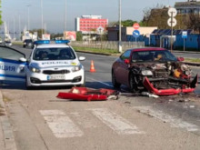 Зрелищна катастрофа: Кола се вряза в пикап край пешеходна пътека в Русе