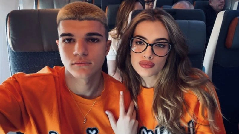 На 17 синът на Валери Божинов заживя с по-голямото си гадже