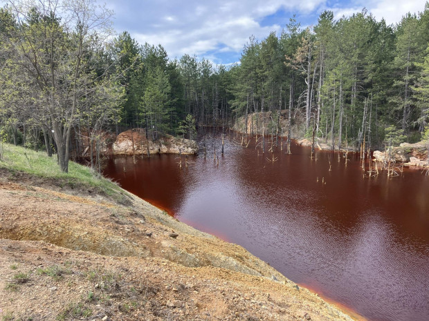 Червеното езеро, известно също така и като Кървавото езеро, е