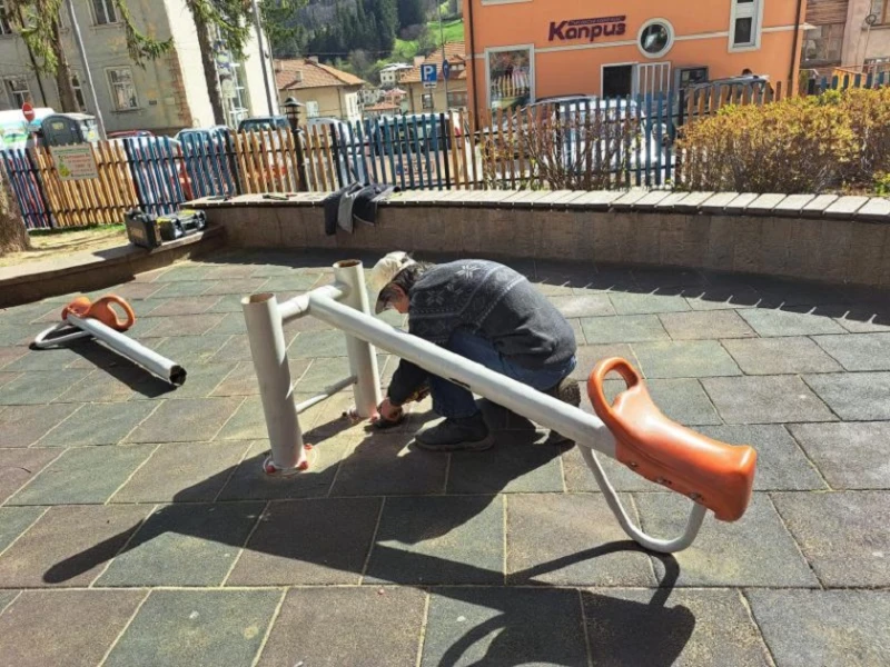 Вандали изпочупиха детската площадка на Стария център в Смолян