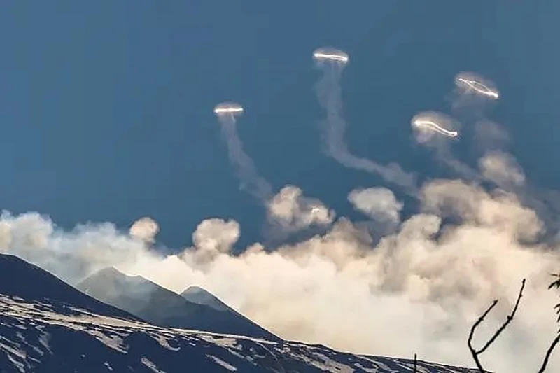 "Сякаш пуши лула": Вулканът Етна започна да изхвърля кръгове дим