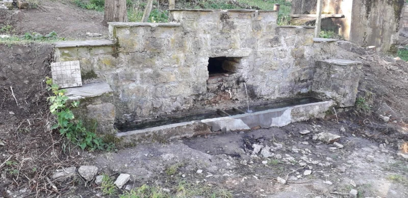 Потече старата селска чешма в ловешкото село Сливек