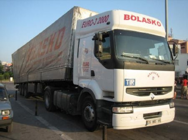 Камион разсипа трупове на животни на пътя Тополовград - Харманли. Това