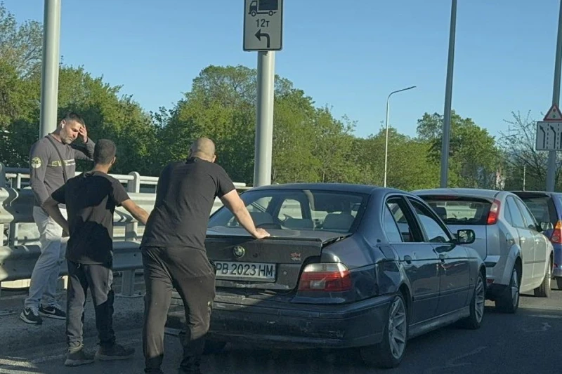 Верижна катастрофа между 4 коли на един от мостовете на Пловдив