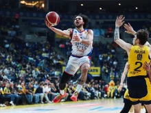 Анадолу Ефес спечели дербито на Турция с Фенербахче в баскетбола