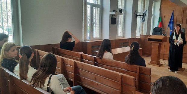 Студенти от ИУ-Варна беседваха със съдия за престъпленията, извършвани от млади хора