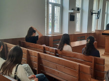 Студенти от ИУ-Варна беседваха със съдия за престъпленията, извършвани от млади хора