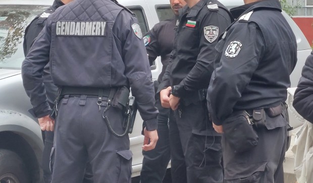 Снимка: Бургаски полицаи тикнаха в ареста трима нагли крадци, задигнали са много пари