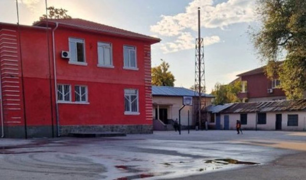 TD Пловдивчанка поощри охранител работещ в популярно пловдивско училище за